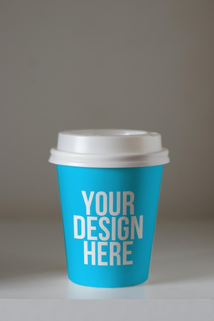 棚の上の青いコーヒーカップモックアップ独自のデザイン変更可能な色のクローズアップ