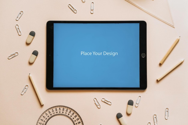 Голубой планшет с стильным дизайном Mockup PSD