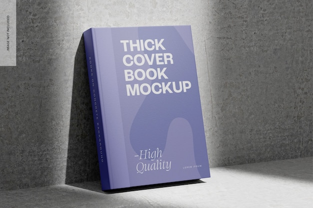 Boek met dikke omslag op betonnen mockup, leunend