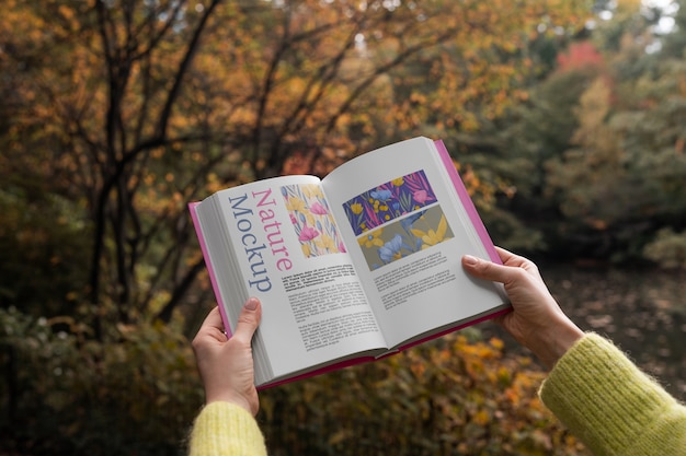 PSD boek mockup in de natuur