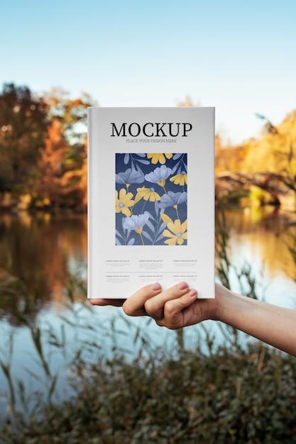 PSD boek mockup in de natuur