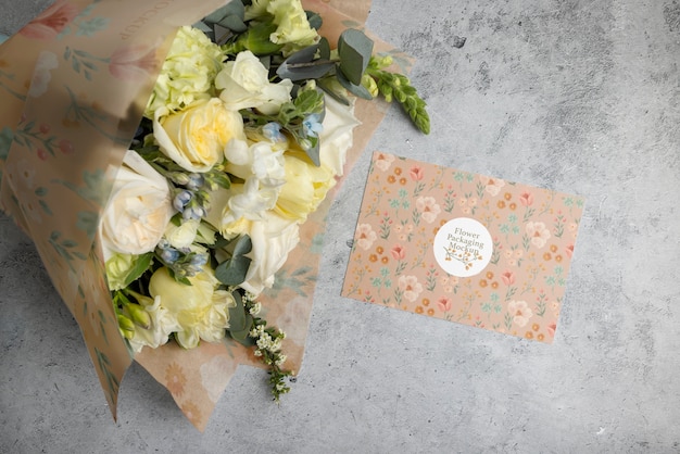 PSD bouquet di fiori con confezione a cono di carta