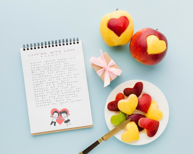 Bovenaanzicht appels en notebook arrangement