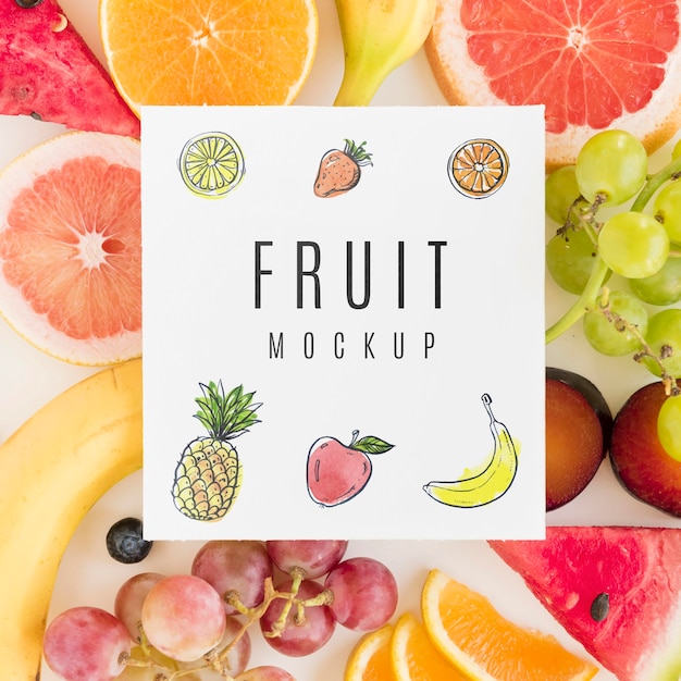 Bovenaanzicht assortiment van biologisch fruit met mock-up