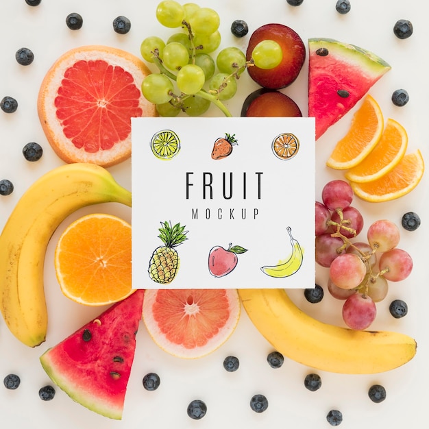 Bovenaanzicht assortiment van biologisch fruit met mock-up