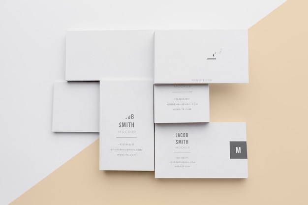 Bovenaanzicht assortiment van mock-up visitekaartjes