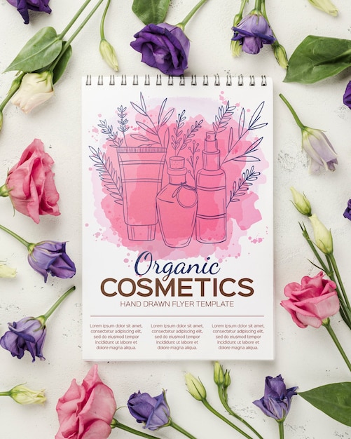 Bovenaanzicht cosmetica mockup met bloemen