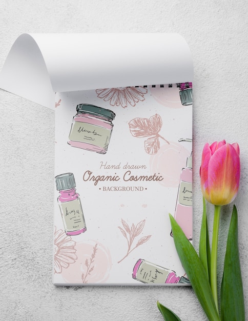 Bovenaanzicht cosmetica mockup met bloemen