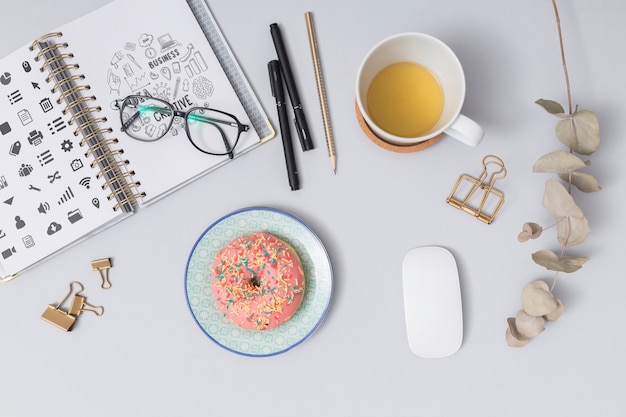 PSD bovenaanzicht donut met kopje koffie