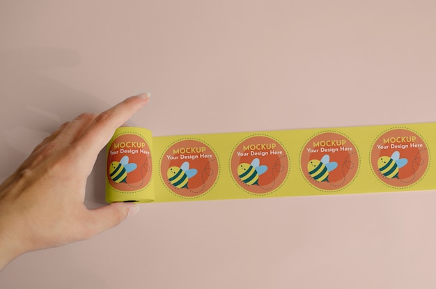 PSD bovenaanzicht en stickerrol met bijen vasthouden