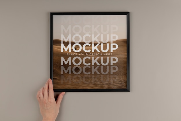 Bovenaanzicht handen met donkere frame mockup