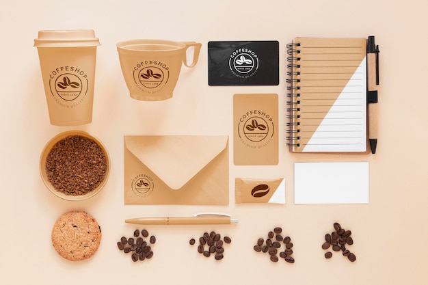 Bovenaanzicht items arrangement koffie branding