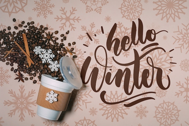 Bovenaanzicht koffiebonen en hallo winter belettering