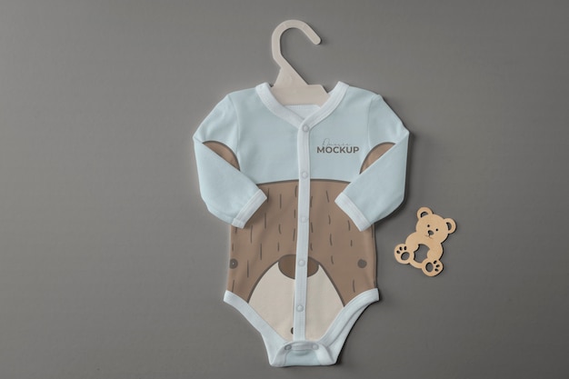 PSD bovenaanzicht onesie met hanger voor pasgeboren baby's