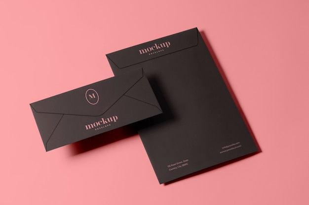 Bovenaanzicht op donkere envelop mockup