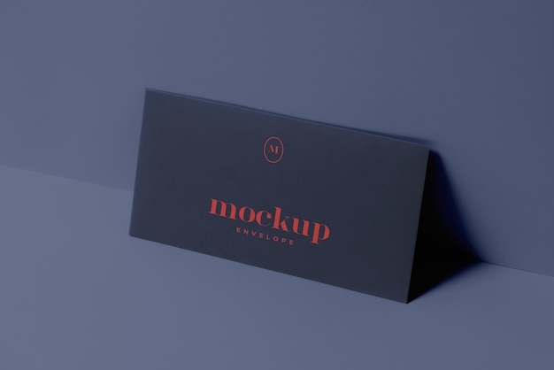 Bovenaanzicht op donkere envelop mockup