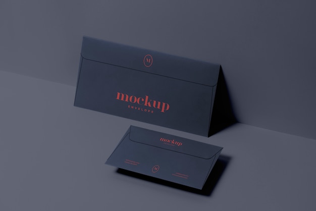 Bovenaanzicht op donkere envelop mockup