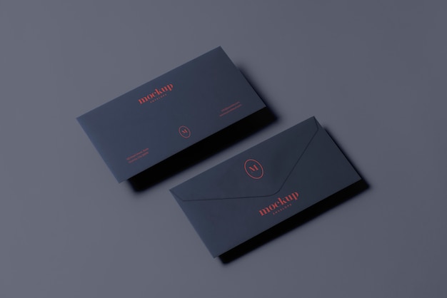 Bovenaanzicht op donkere envelop mockup