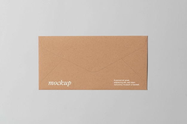 Bovenaanzicht op kraftpapier envelop mockup