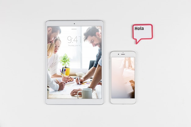 Bovenaanzicht tablet en smartphone mockup