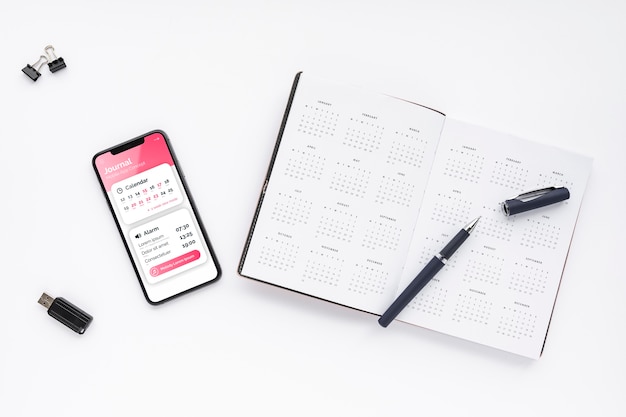 PSD bovenaanzicht telefoon en agenda mock-up