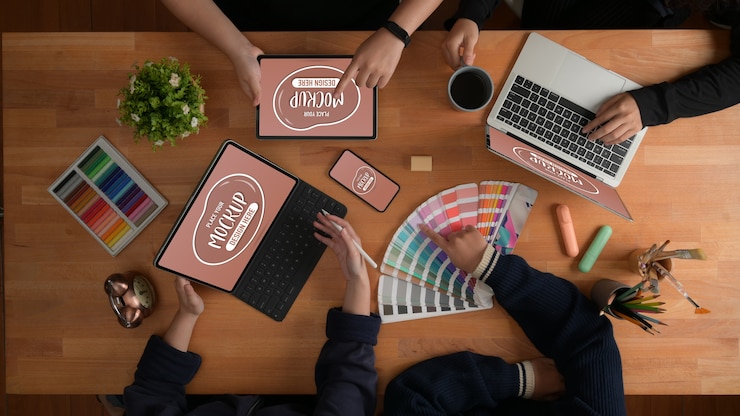 PSD bovenaanzicht van briefing van het ontwerpteam over hun project met mockup van apparaten