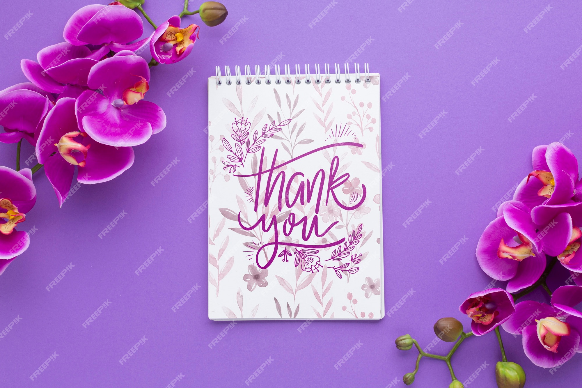 Bovenaanzicht van laptop en bloemen op paarse achtergrond | Premium PSD Bestanden Bovenaanzicht Van Laptop En Bloemen Op Paarse Achtergrond | Premium Psd Bestanden