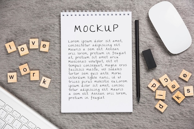 Bovenaanzicht van mock-up voor bureauconcept