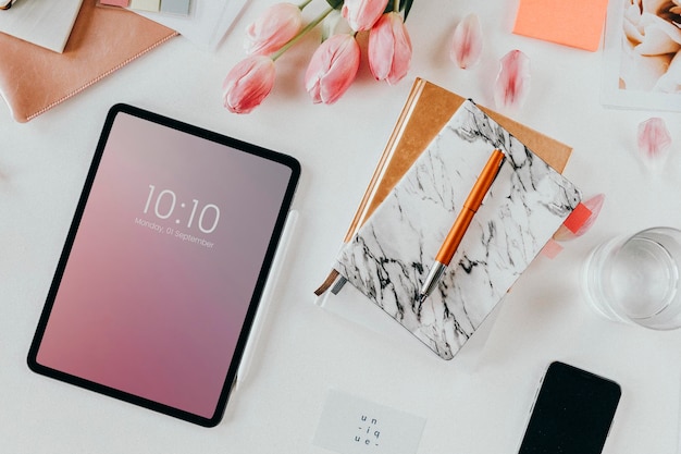 Bovenaanzicht van mockup van digitale apparaten op tafel werkplek