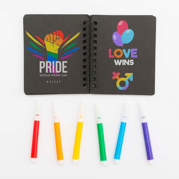 Bovenaanzicht van notebook met regenboog kleurpotloden voor lgbt trots