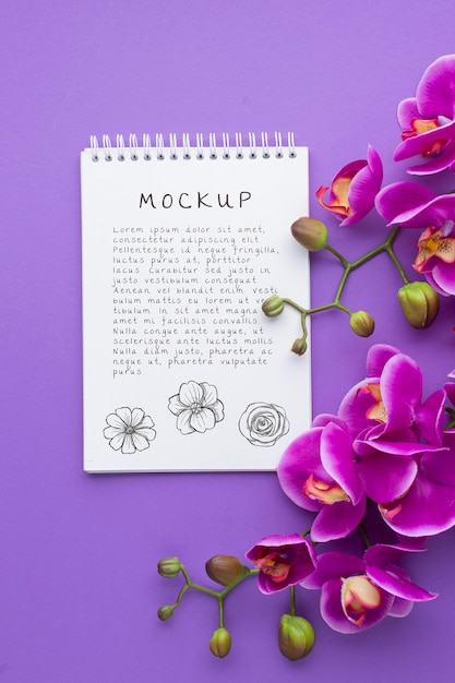 Bovenaanzicht van notebookmodel met orchidee