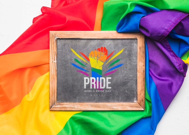 PSD bovenaanzicht van regenboog gekleurde textiel met schoolbord voor trots