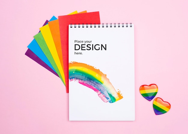 PSD bovenaanzicht van regenboog harten en notebook