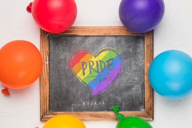 Bovenaanzicht van schoolbord met regenboog gekleurde ballonnen