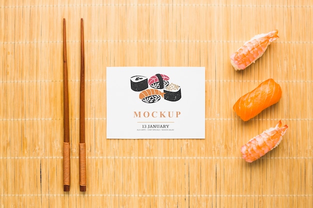 Bovenaanzicht van sushi met stokjes