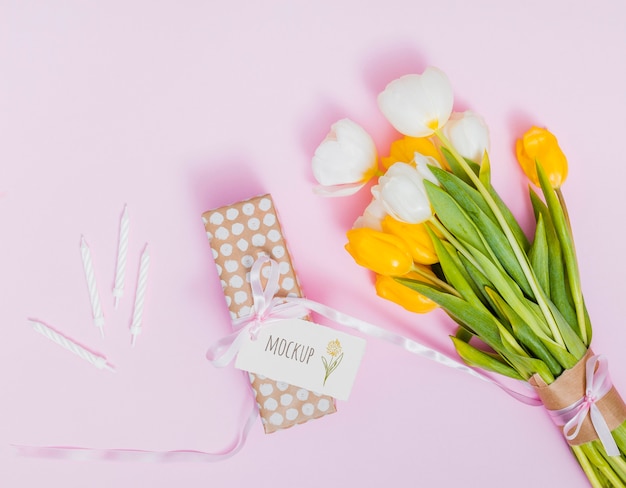 PSD bovenaanzicht verjaardagscadeau met bloemen