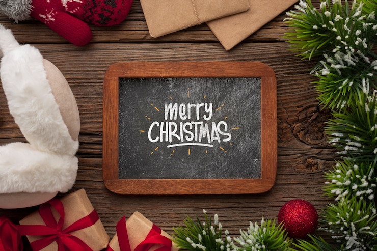 PSD bovenaanzicht vrolijk kerstbord en kerst pijnboombladeren