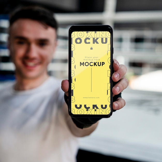 PSD atleta di boxe in possesso di un telefono mock-up