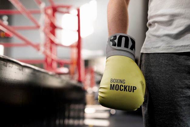 PSD atleta di boxe che indossa guanti mock-up per allenarsi