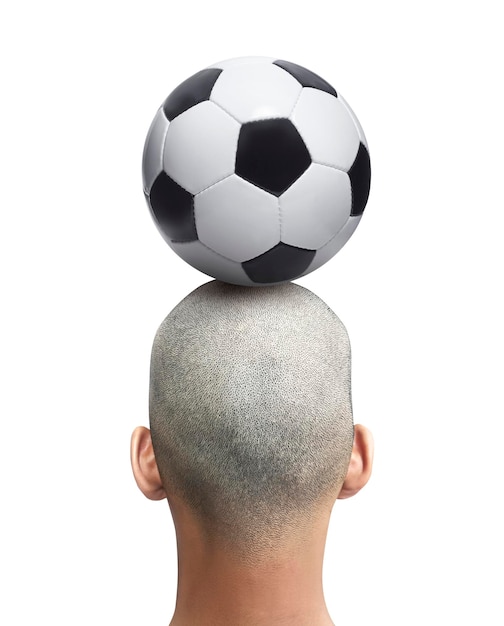 Мальчик балансирует футбольный мяч на голове на прозрачном фоне