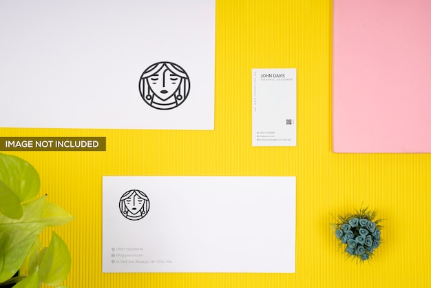 Branding mockup su sfondo giallo