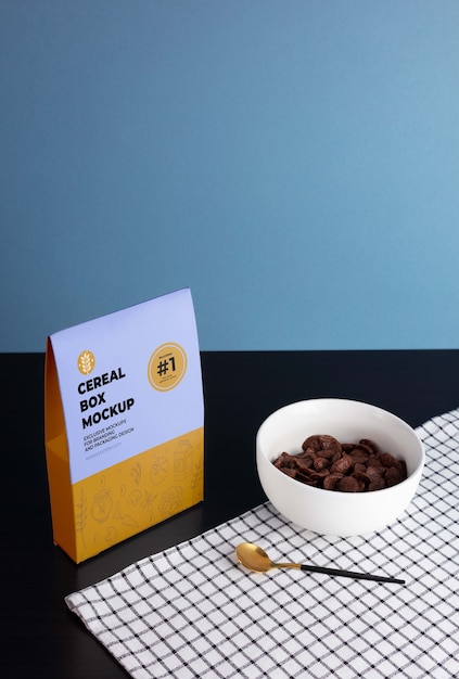 PSD mockup di scatola di cereali per la colazione sul tavolo