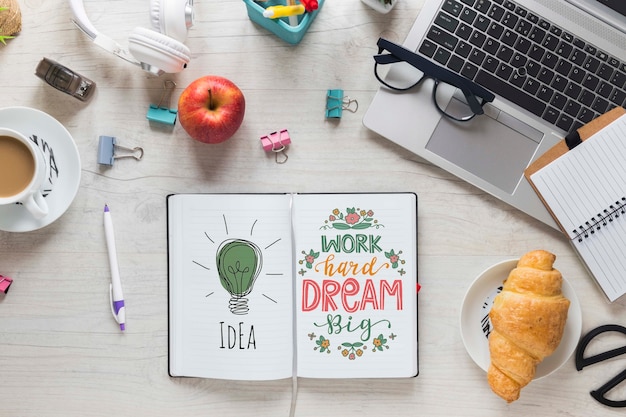 Tastiera per la colazione e notebook mock-up