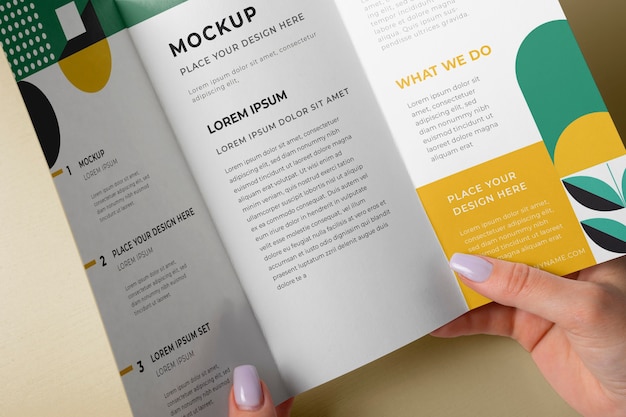 PSD brochure mockup design tenuto in mano