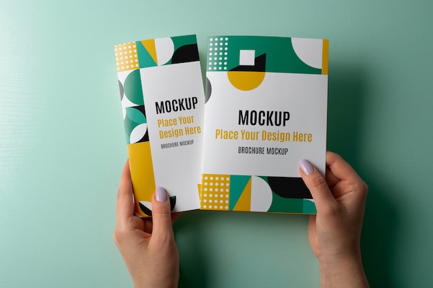 PSD brochure mockup design tenuto in mano