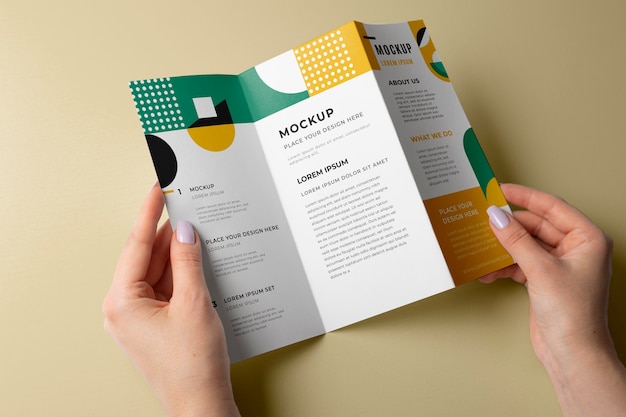 PSD brochure mockup-ontwerp in de hand gehouden