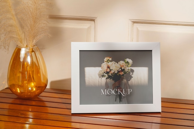 Mockup di cornice bianca tavolozza marrone