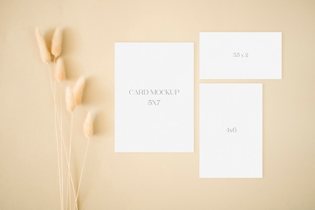 PSD bruiloft briefpapier rsvp set mockup met gedroogde bloemen op beige achtergrond