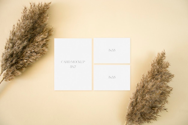 PSD bruiloft briefpapier rsvp set mockup met met pampagras op beige achtergrond