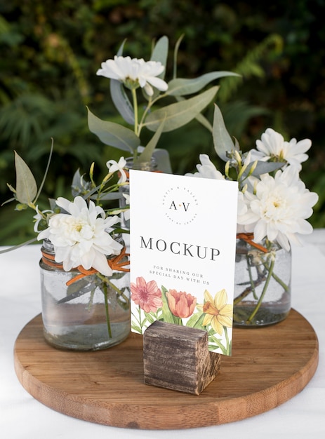 Bruiloft stilleven mockup met tafelnummer ontwerp